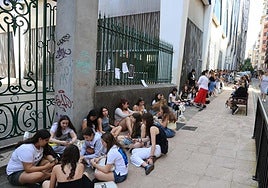 Decenas de jóvenes guardan cola para ver a las autora Alina Not e Inma Rubiales.