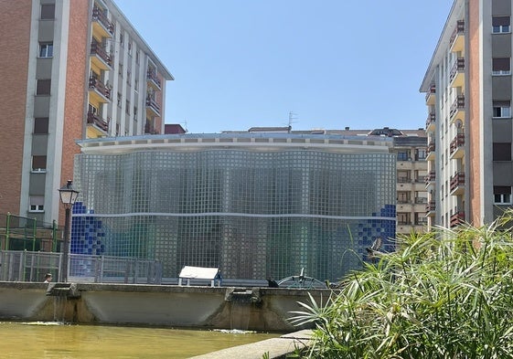 Al fondo, la fachada de pavés de colores de la nueva escuela infantil de La Pola.