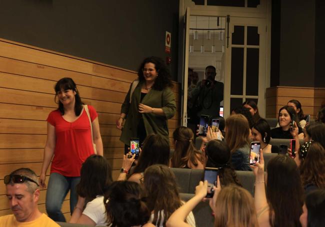 Alina Not e Inma Rubiales en el encuentro de la feria del libro en la Escuela de Comercio.