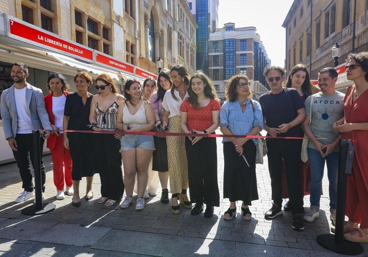 Aitor Martínez Valdajos, Montserrat López Moro, Carmen Moriyón, Esmeralda Lazcano, Alba Moro, Nerea Palacio, Alba Monestina, Ángela Pumariega, Haydé Bartolomé, Carmen Eva Pérez, Jaime Priede, Olaya Suárez, Javier Suárez Llana y Noelia Ordieres en la inauguración de la FeLiX. Librerías y editoriales recomiendan qué leer