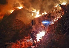 Una cuadrilla de bomberos luchan contra el fuego en la cordillera Cantábrica.