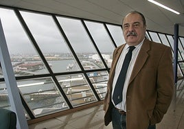 Gerardo Barrio Álvarez, en la torre de El Musel, poco antes de su jubilación.