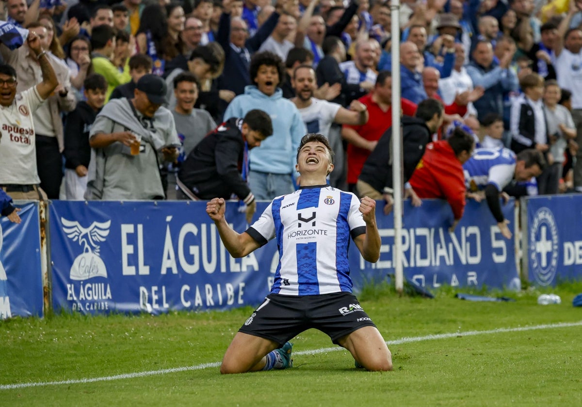 Davo celebra uno de sus dos goles al Rayo Majadahonda.