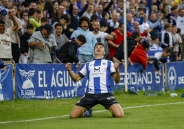Davo celebra uno de sus dos goles al Rayo Majadahonda.