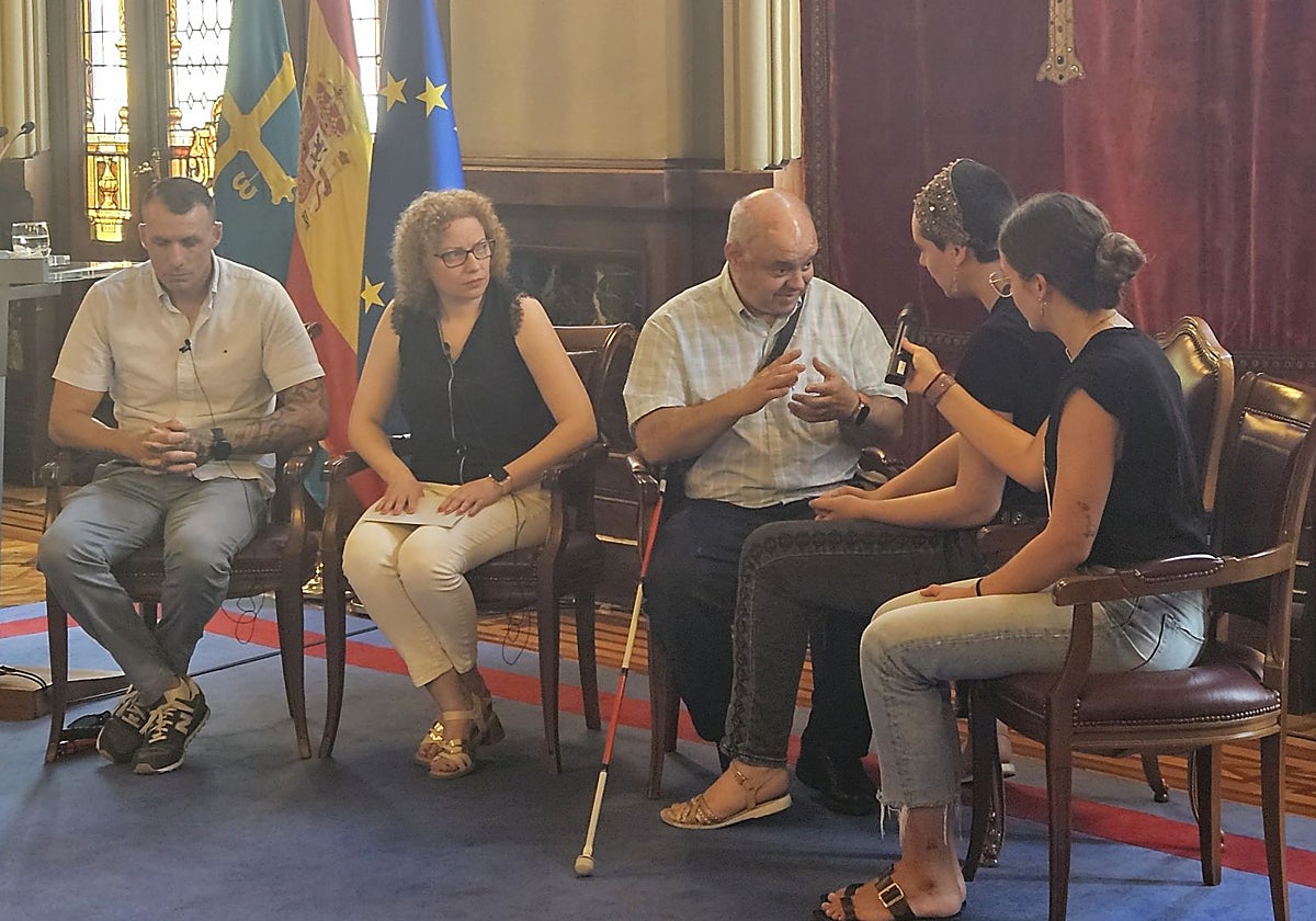 Un grupo de personas sordociegas con sus intérpretes, en la Junta General.