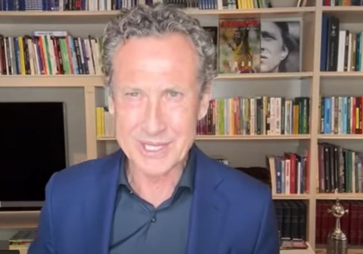 Jorge Valdano se dirige a los exjugadores del Ensidesa en un vídeo desde su domicilio en Madrid.