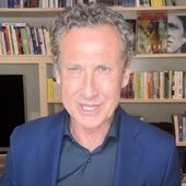 Jorge Valdano se dirige a los exjugadores del Ensidesa en un vídeo desde su domicilio en Madrid.