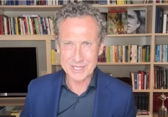 Jorge Valdano se dirige a los exjugadores del Ensidesa en un vídeo desde su domicilio en Madrid.