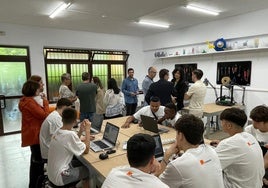 Alumnos del instituto Menéndez Pidal practican con los ordenadores.