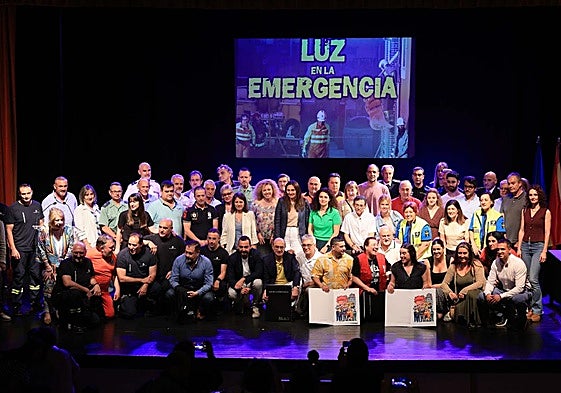 Todos los homenajeados por su ayuda desinteresada en la terrible explosión de gas que tuvo lugar el 3 de marzo en el barrio mierense de La Villa, en el escenario de la Casa de la Cultura de Mieres.