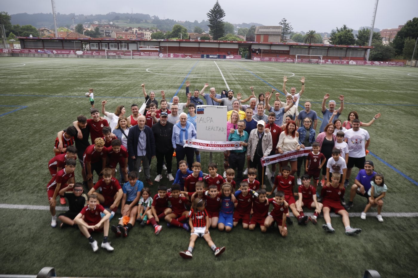 Jugadores, técnicos, aficionados y familiares mostraron este jueves su apoyo al Lealtad en el campo de Santa Cruz.