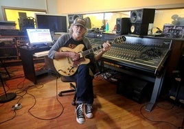 Juan Martínez, en el estudio de grabación Magoo, en Latores.