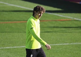 César Gelabert, al inicio de un entrenamiento con el Sporting en Mareo.