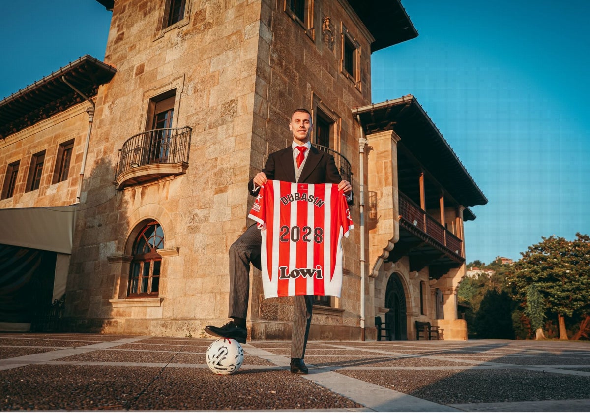 Dubasin, delante del Palacio de La Riega, vestido con un frac, de 'pingüino'.