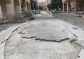 Obras paradas en la plaza del Urogallo de Moreda.