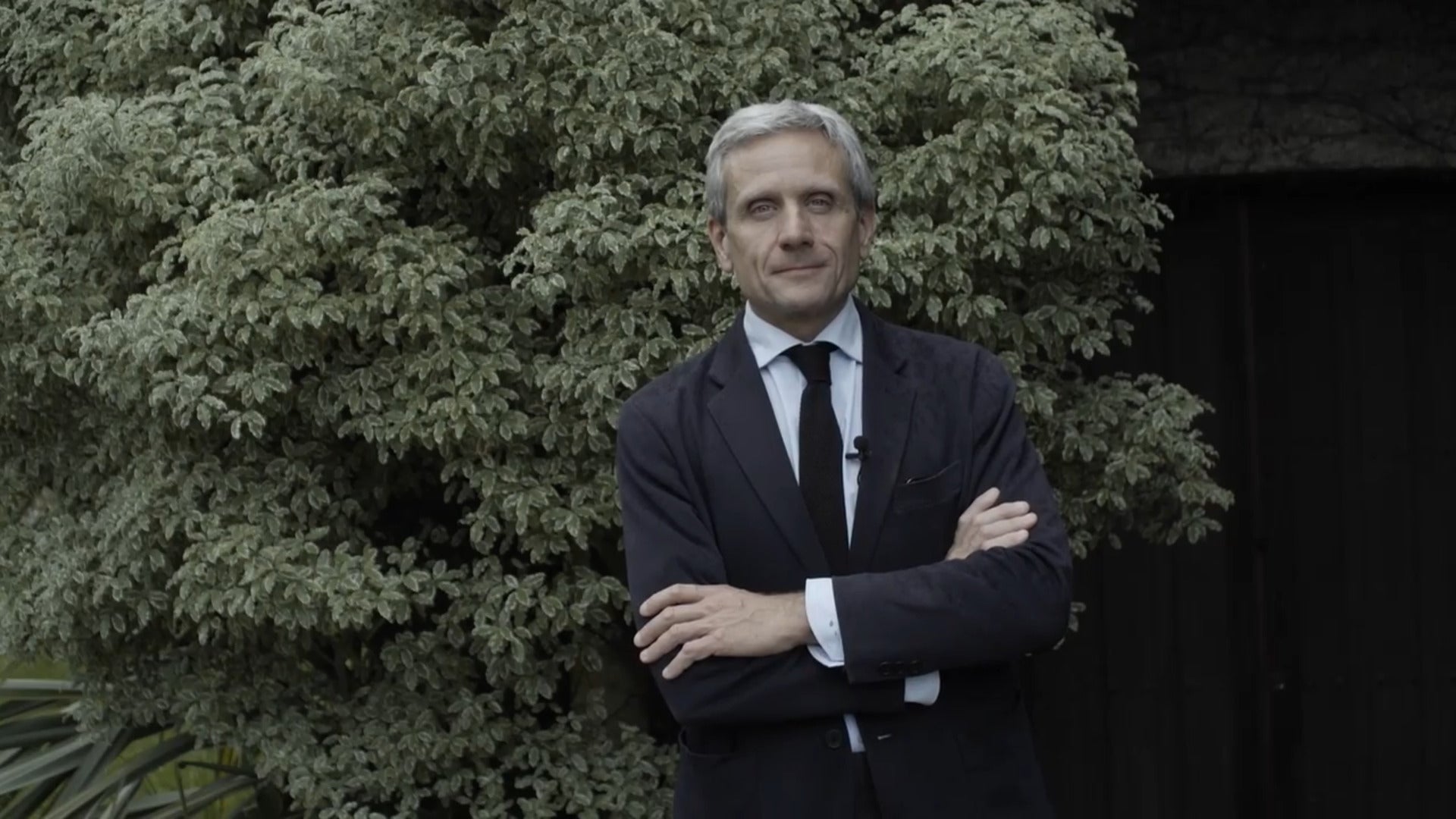 Diego Suárez Noriega, director de la galería de arte ATM, felicita a EL COMERCIO