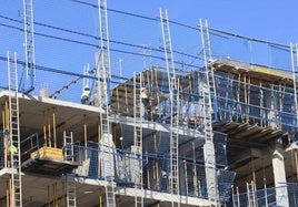 Trabajadores en la construcción de un edificio de viviendas en Gijón.