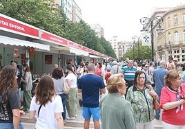 La Feria del Libro de Xixón acogió un gran público este jueves.