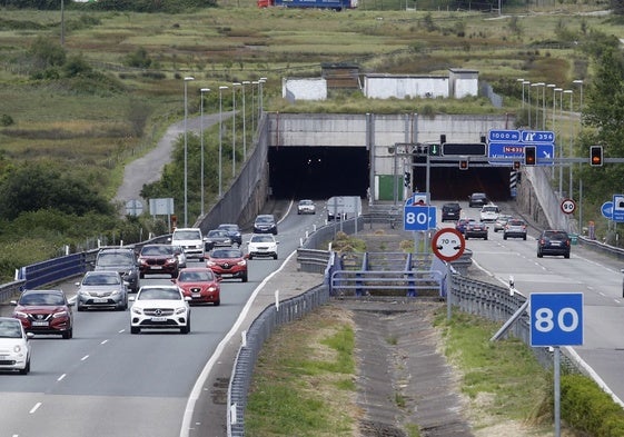 Tráfico denso en la autovía del Cantábrico en el túnel bajo la ría de Villaviciosa.