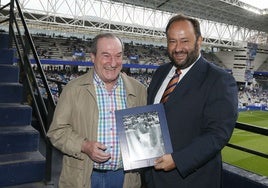 Javier Elósegui, a la izquierda, junto al expresidente del Real Oviedo, Jorge Menéndez Vallina, en le palco de honor del Tartiere, donde recibió un homenaje en 2017.