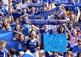Un grupo de escolares muestra su apoyo al Real Oviedo.