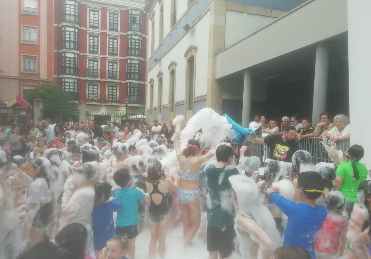 El cañón de espuma llenó el patio exterior del centro escolar y los niños disfrutaron de la fiesta final de curso.
