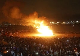 Hoguera de la Noche de San Juan en la playa de Poniente de Gijón.