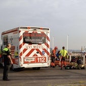 Bomberos de Gijón, Policía y personal sanitario, en el lugar donde apareció el cuerpo sin vida del hombre.