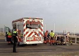 Bomberos de Gijón, Policía y personal sanitario, en el lugar donde apareció el cuerpo sin vida del hombre.