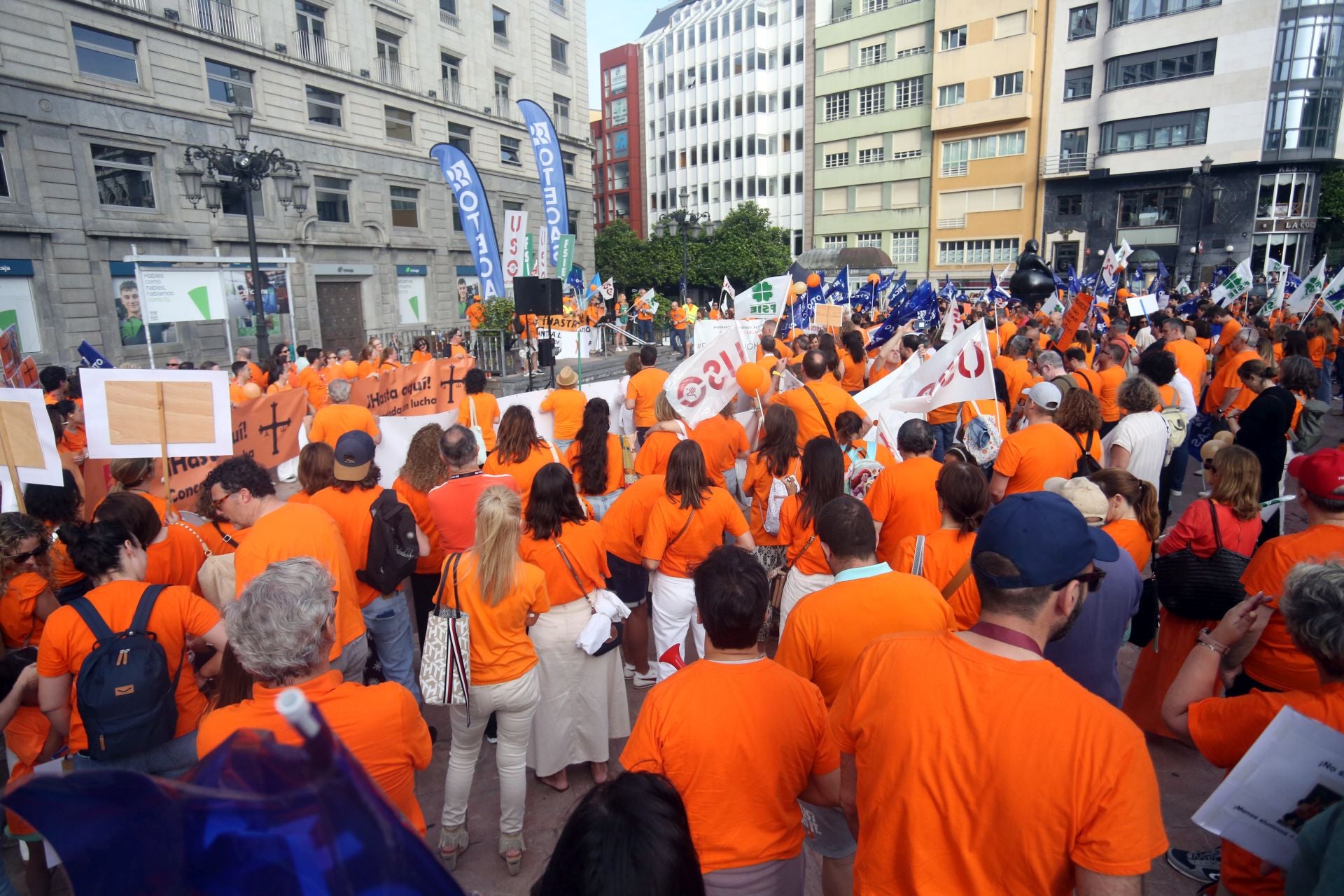 La marea naranja inunda Oviedo contra la «discriminación» de la concertada