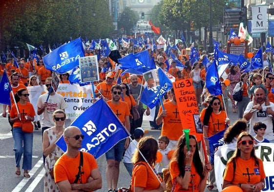 La marea naranja inunda Oviedo contra la «discriminación» de la concertada
