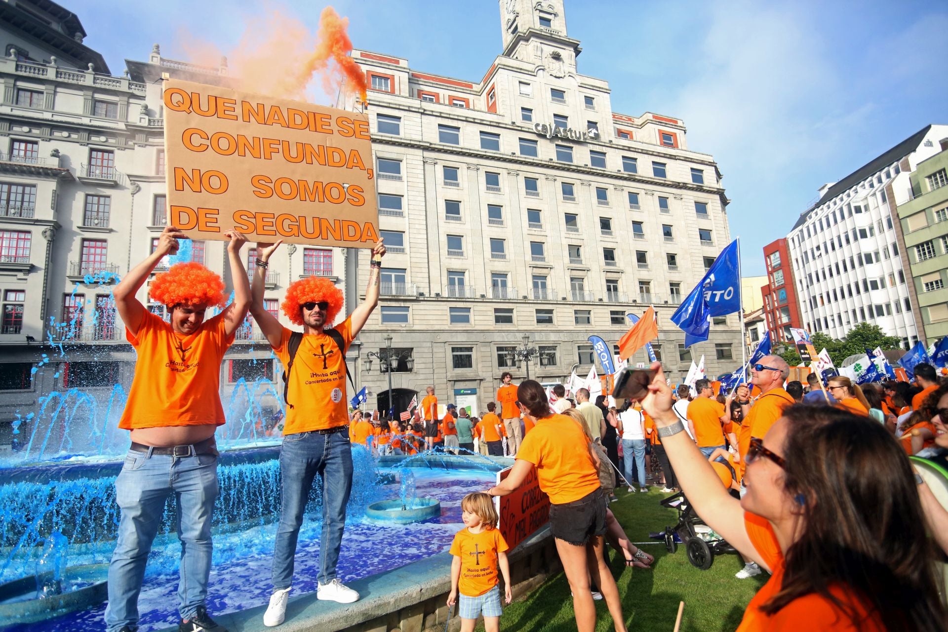 La marea naranja inunda Oviedo contra la «discriminación» de la concertada