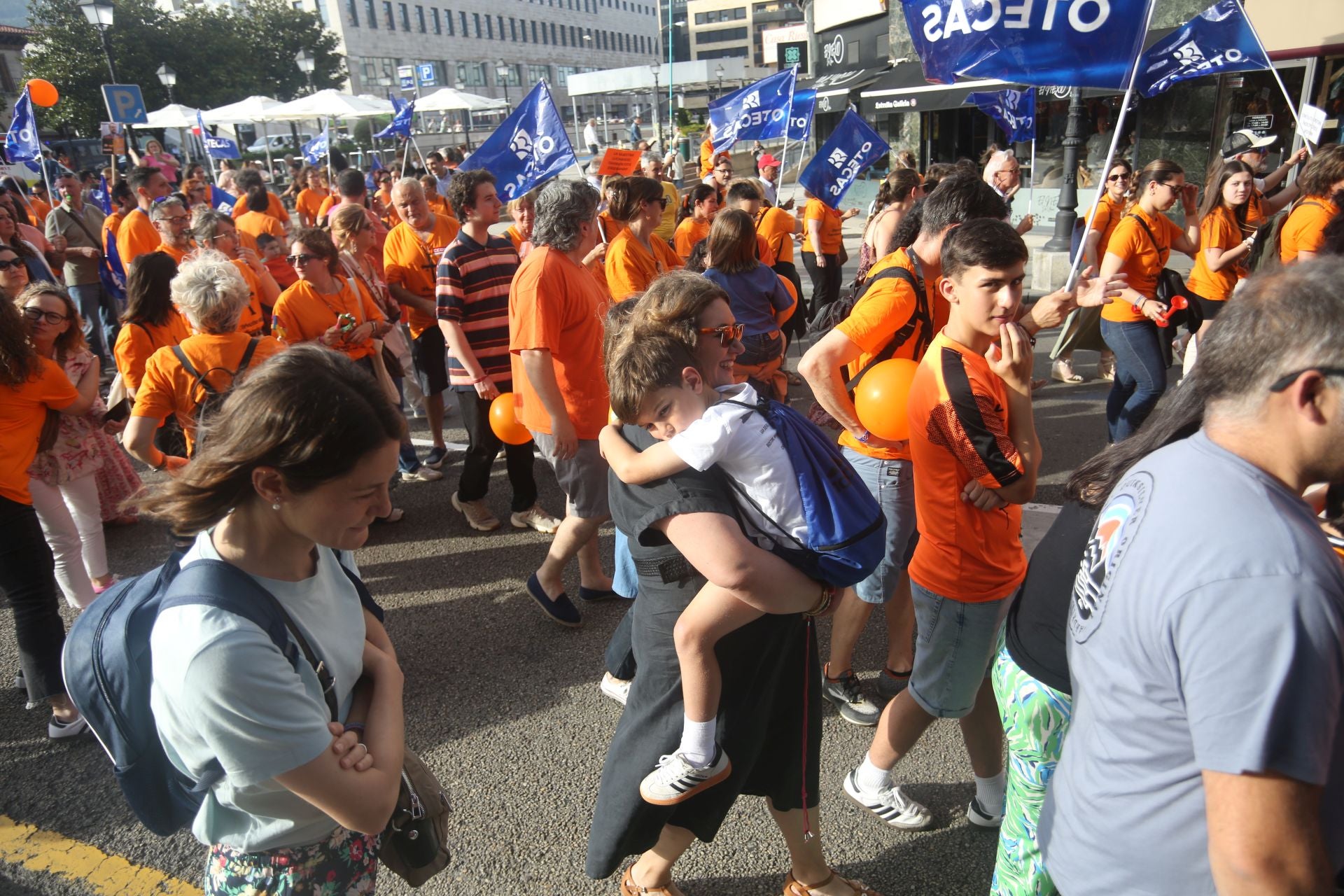 La marea naranja inunda Oviedo contra la «discriminación» de la concertada