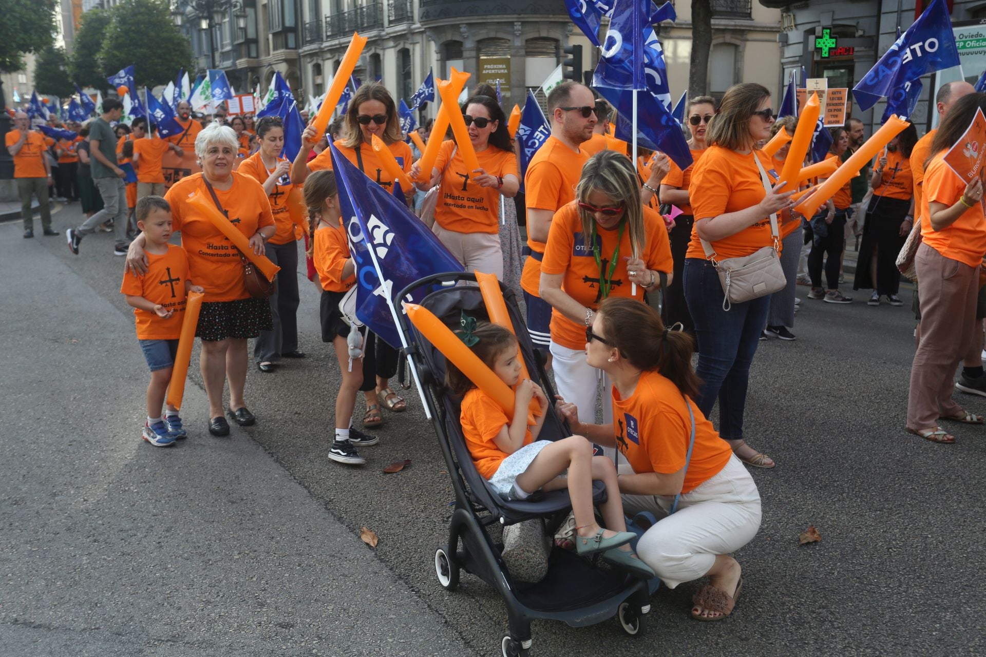 La marea naranja inunda Oviedo contra la «discriminación» de la concertada