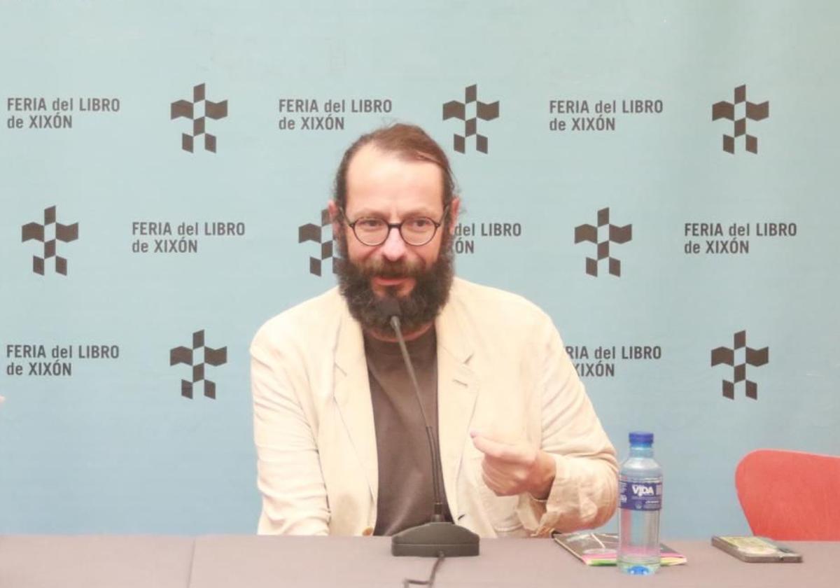 Manuel Astur durante el encuentro en la Feria del Libro.