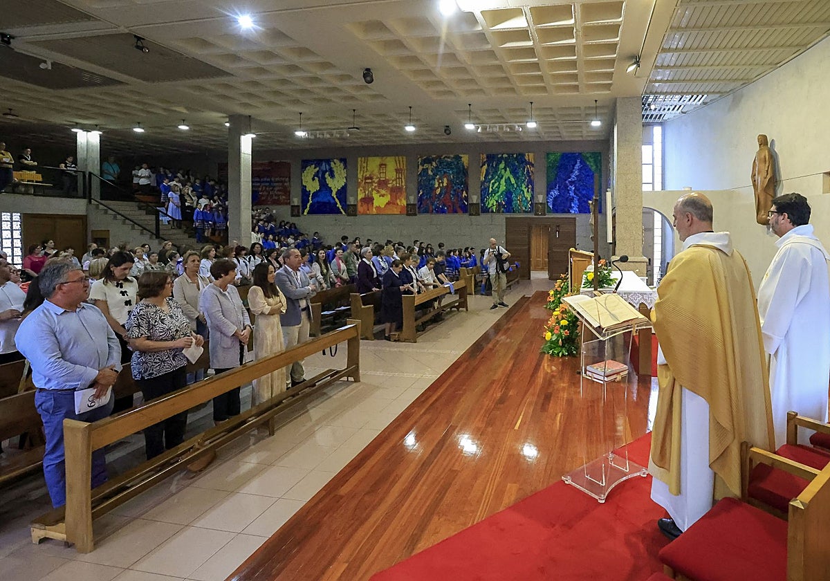 La iglesia de San Vicente de Paúl, llena en el acto de aniversario.