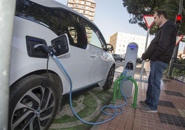 Un usuario recarga su vehículo eléctrico en uno de los muchos puntos existentes en las ciudades.