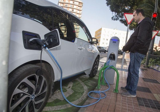 Un usuario recarga su vehículo eléctrico en uno de los muchos puntos existentes en las ciudades.