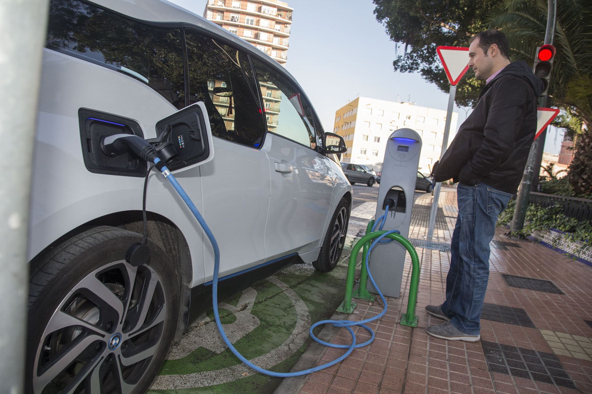 Un usuario recarga su vehículo eléctrico en uno de los muchos puntos existentes en las ciudades.