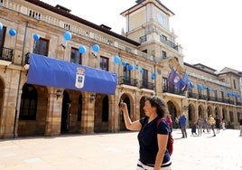 La fachada del Ayuntamiento de Oviedo, estos días con banderas del Real Oviedo.