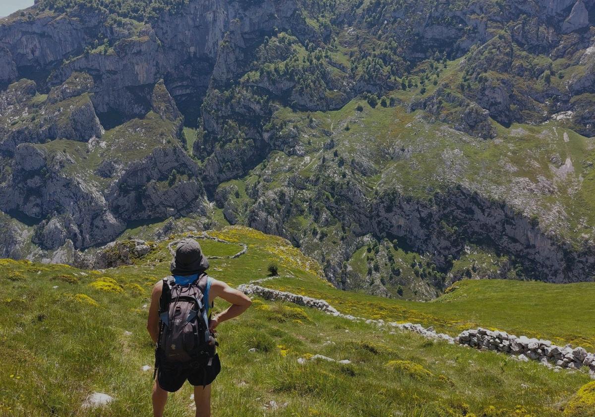 Imagen principal - La ruta que -desde Camarmeña- recala en Ondón y luego en el Cuetón es dura pero también distinta, potente y salvaje: un recorrido por recodos de pastores y canales pindias que deja huella.