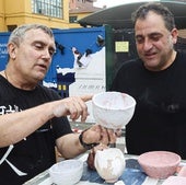 Los maestros Pablo Hugo Rozada y Orlando Morán muestran las piezas antes de meterlas al horno.