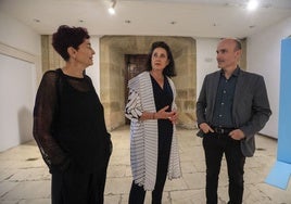 La directora del museo y el director general de Patrimonio flanquean a la artista en el Barjola.