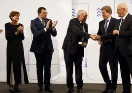 Pedro Martín (TKE), Carlos Navalpotro (AZSA), Pablo Junceda (Sabadell Herrero); la alcaldesa de Gijón, Carmen Moriyón; el presidente del Principado, Adrián Barbón; el premiado, Luis Rodríguez-Ovejero; Pedro Sainz de Baranda (APQ), Josep Oliu (Banco Sabadell), Laura González-Molero (DKV) y Pedro Rodríguez Inciarte, que glosó la figura del galardonado.