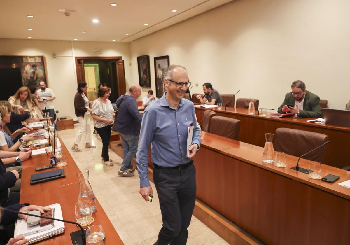 Juan Carlos Guerrero entrando en el salón de plenos.