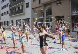 El Club Rítmica Castrillón en la calle Acebo.