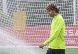 César Gelabert, pensativo en Mareo, en el inicio de un entrenamiento del último curso con el Sporting.