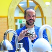 Samuel Carro, con una coctelera.
