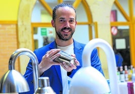 Samuel Carro, con una coctelera.