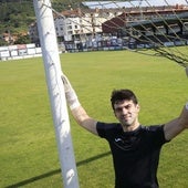 Junquera coge las redesde una de las porteríasde Les Caleyes antes de un entrenamiento.